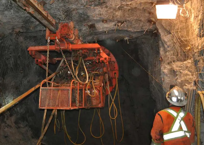 Plataforma trepadora Alimak operando en una chimenea minera