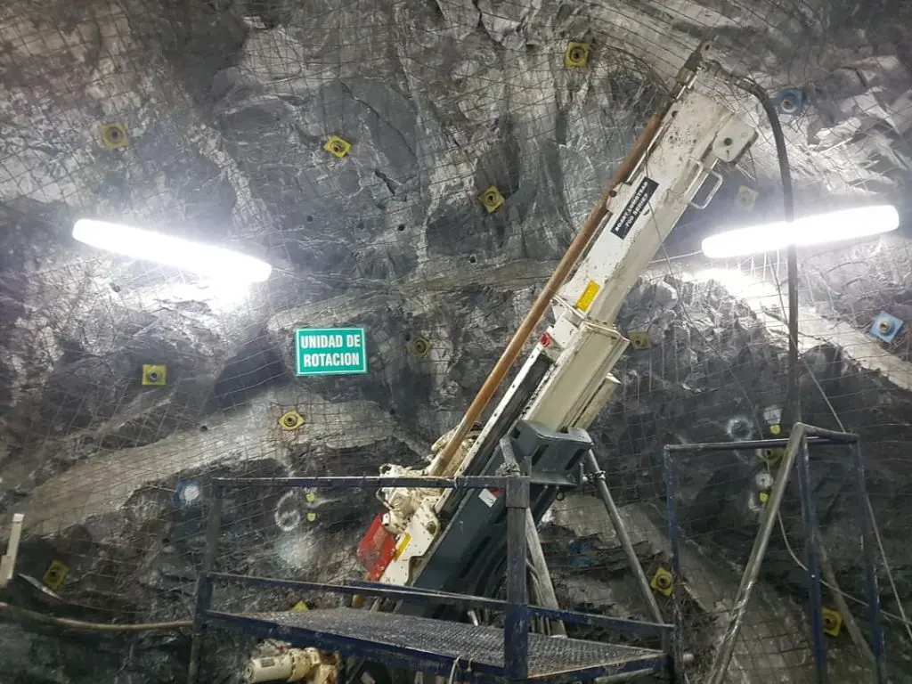 Operario en faena de perforación minera